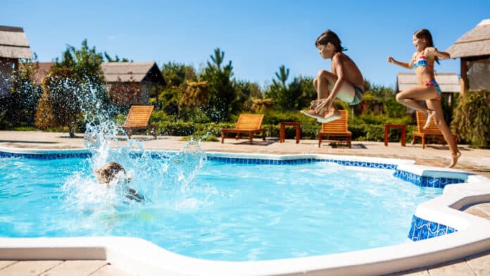 Filet de sécurité pour piscine : quelles sont les normes en France ?